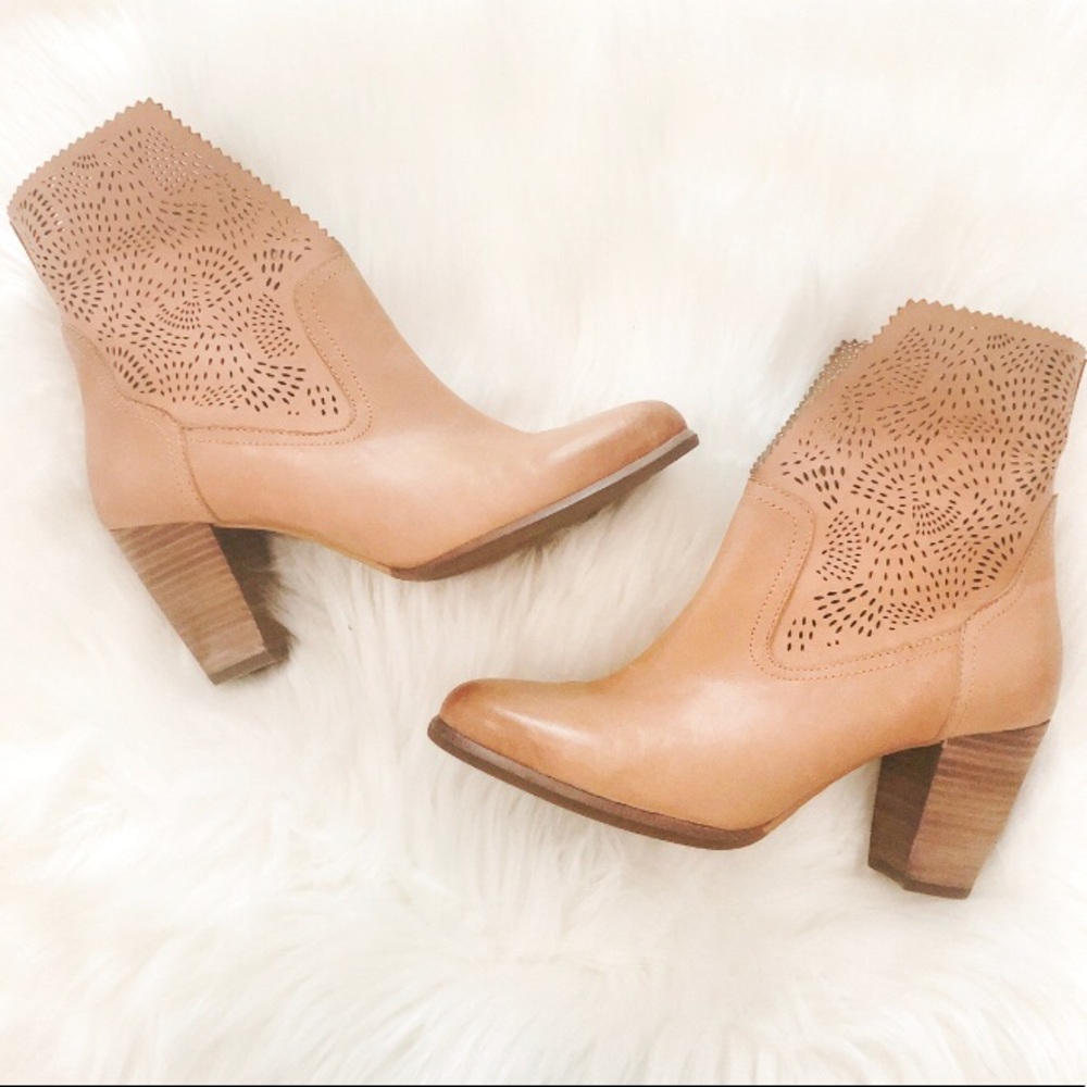 UGG Thames Seaweed Perf Ankle Boot Suntan